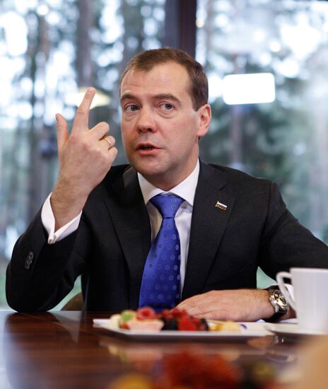 Medvedev and Putin meet with Women's Forum