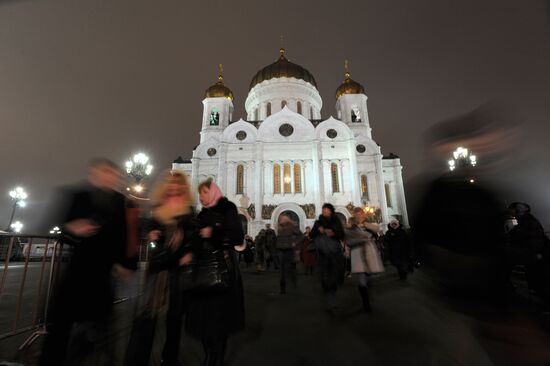 Girdles and icons distributed at Christ the Saviour Cathedral
