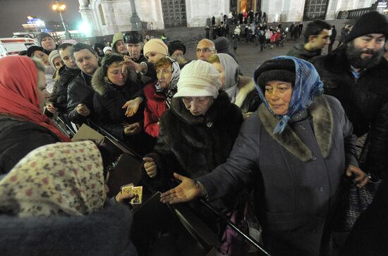 Girdles and icons distributed at Christ the Saviour Cathedral