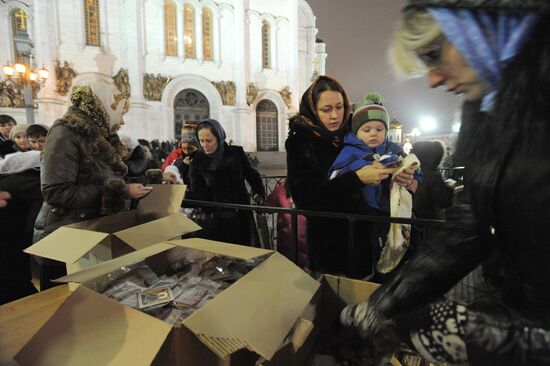 Girdles and icons distributed at Christ the Saviour Cathedral