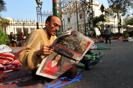 Egypt protesters block cabinet building in Cairo