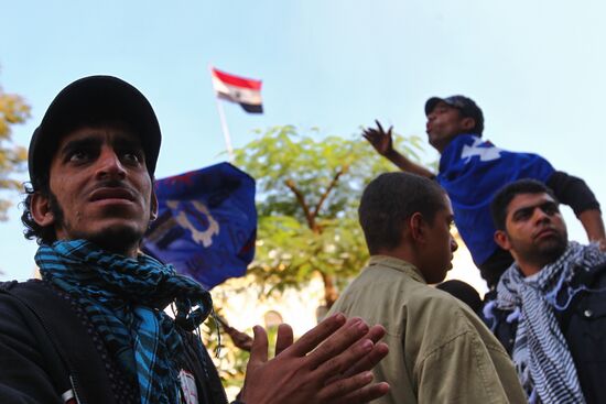 Egypt protesters block cabinet building in Cairo