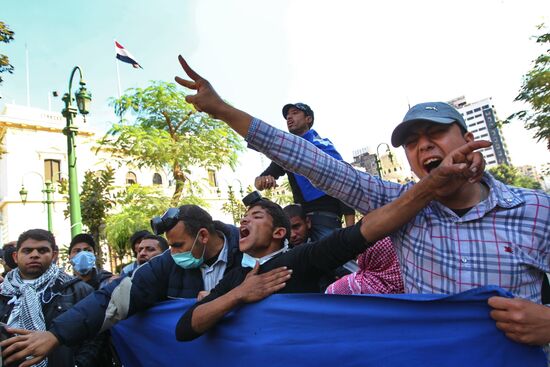 Egypt protesters block cabinet building in Cairo