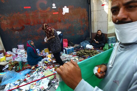 Egypt protesters block cabinet building in Cairo