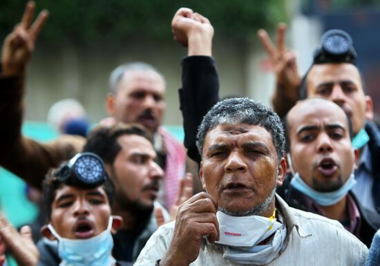 Egypt protesters block cabinet building in Cairo