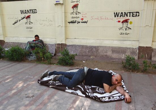 Egypt protesters block cabinet building in Cairo