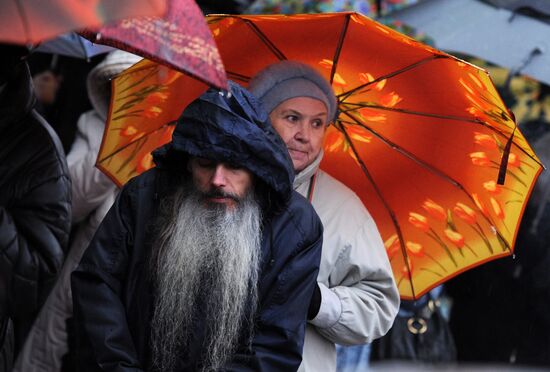 Russians queue to see Virgin Mary's Cincture at Moscow cathedral