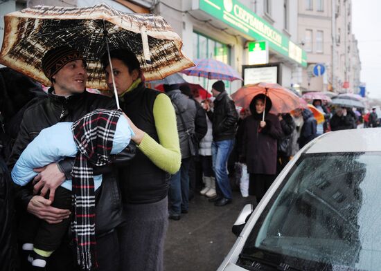 Russians queue to see Virgin Mary's Cincture at Moscow cathedral
