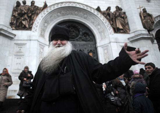 Russians queue to see Virgin Mary's Cincture at Moscow cathedral