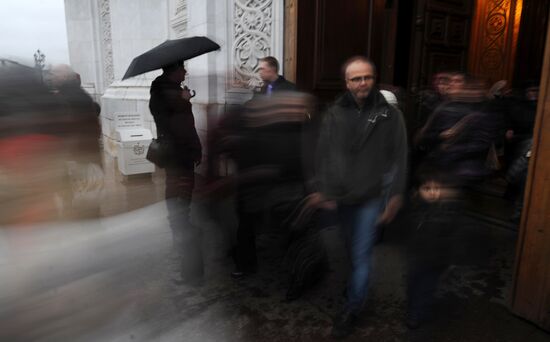 Russians queue to see Virgin Mary's Cincture at Moscow cathedral