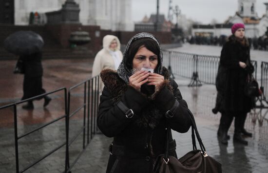 Russians queue to see Virgin Mary's Cincture at Moscow cathedral