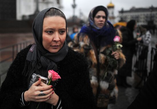 Russians queue to see Virgin Mary's Cincture at Moscow cathedral