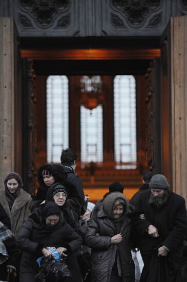 Russians queue to see Virgin Mary's Cincture at Moscow cathedral