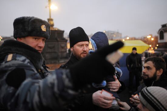 Russians queue to see Virgin Mary's Cincture at Moscow cathedral