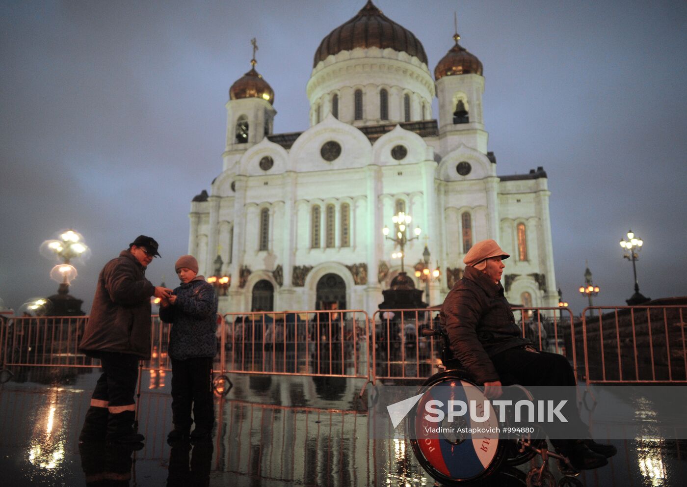 Russians queue to see Virgin Mary's Cincture at Moscow cathedral