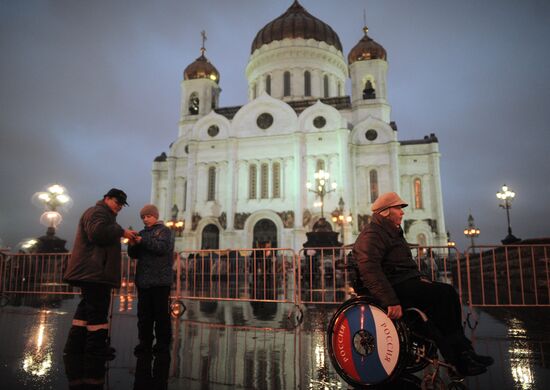 Russians queue to see Virgin Mary's Cincture at Moscow cathedral