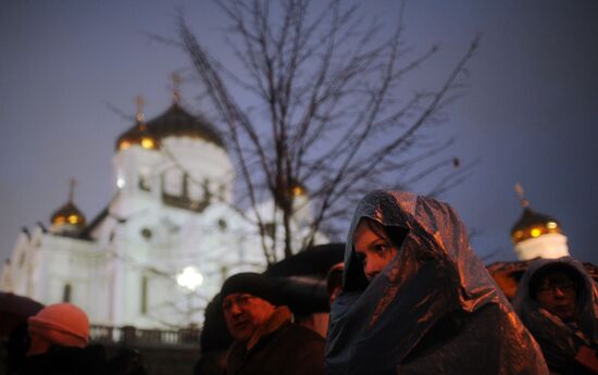Russians queue to see Virgin Mary's Cincture at Moscow cathedral
