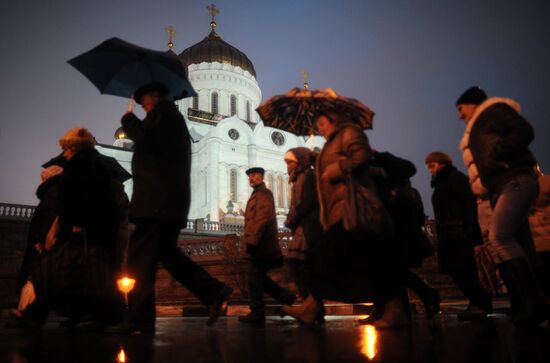 Russians queue to see Virgin Mary's Cincture at Moscow cathedral