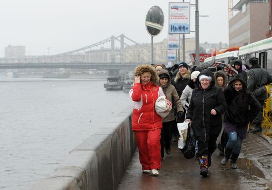 Russians queue to see Virgin Mary's Cincture at Moscow cathedral