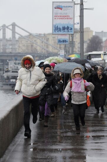 Russians queue to see Virgin Mary's Cincture at Moscow cathedral