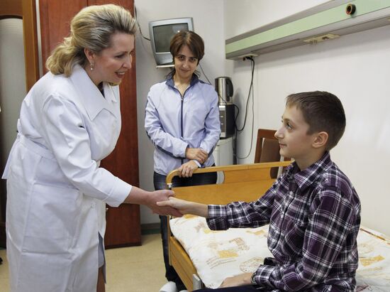 Svetlana Medvedeva visits Bakulevsky center