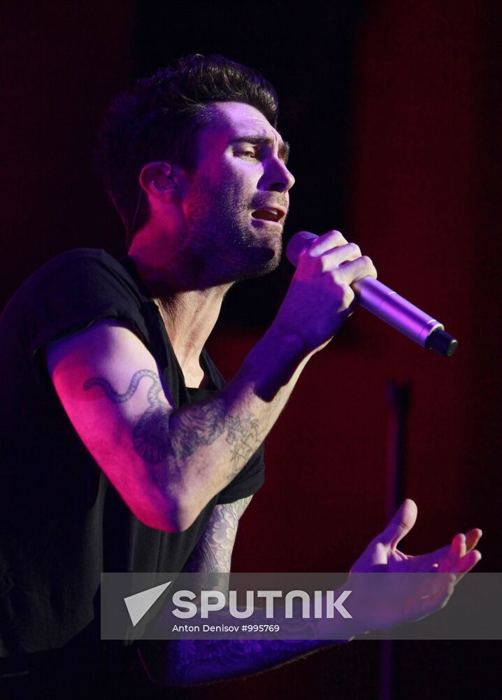 Maroon 5 group in concert