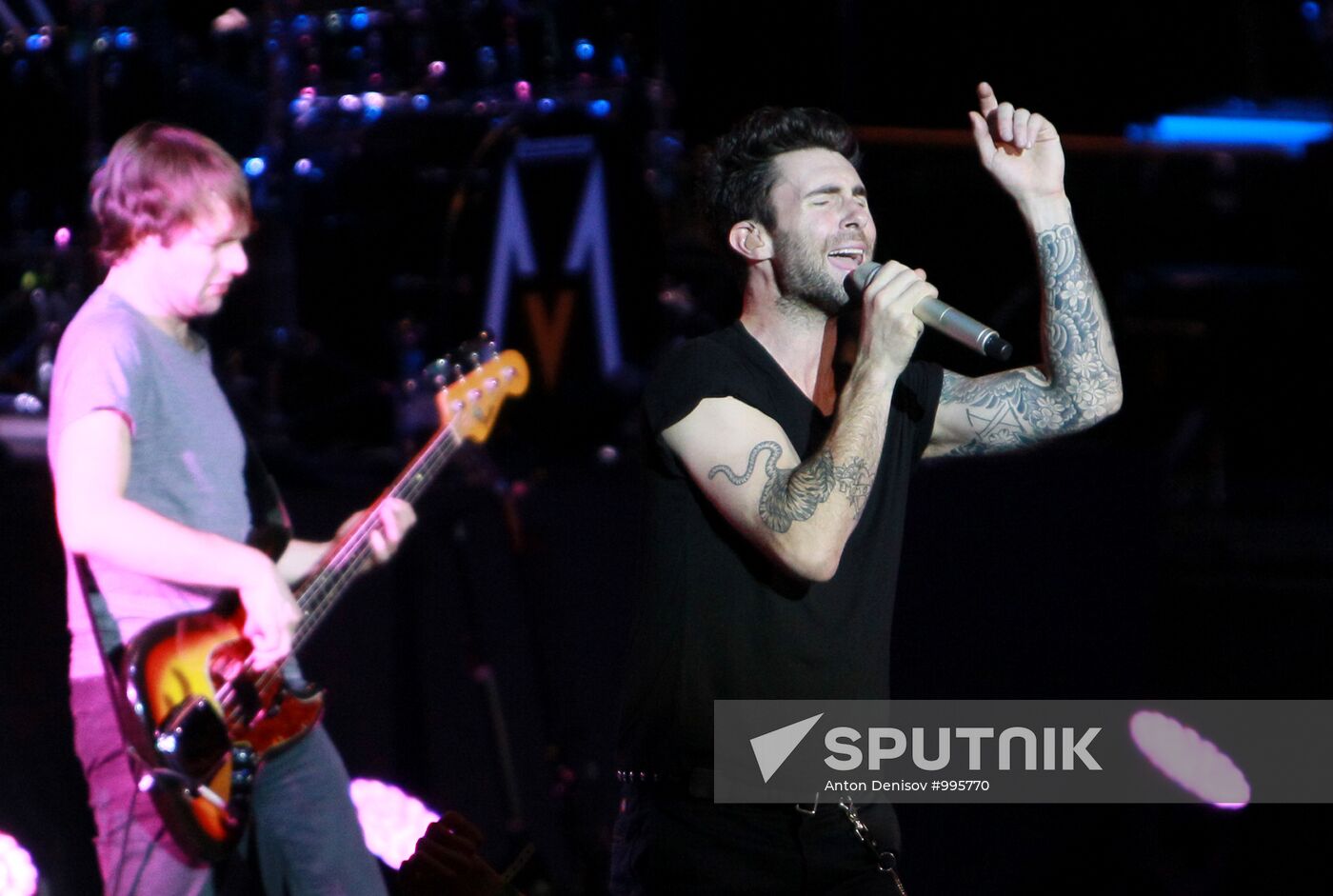 Maroon 5 group in concert