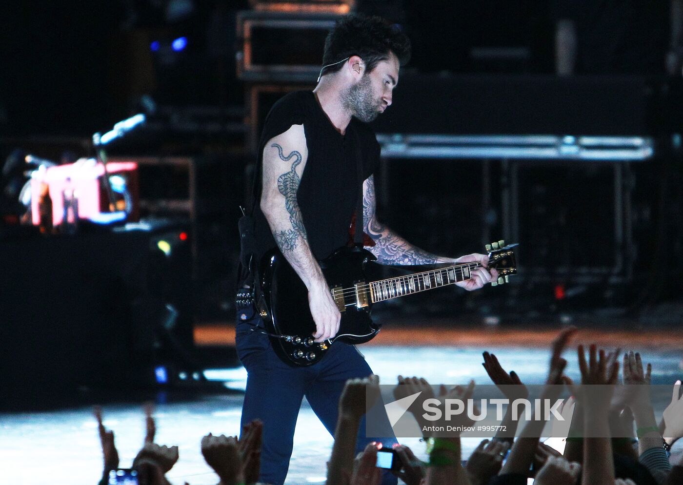 Maroon 5 group in concert