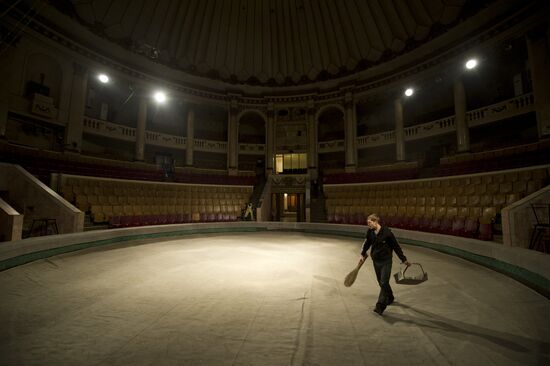 Touring circus of midgets "Glow Little Stars"