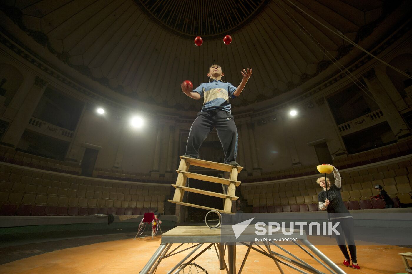 Touring circus of midgets "Glow Little Stars"