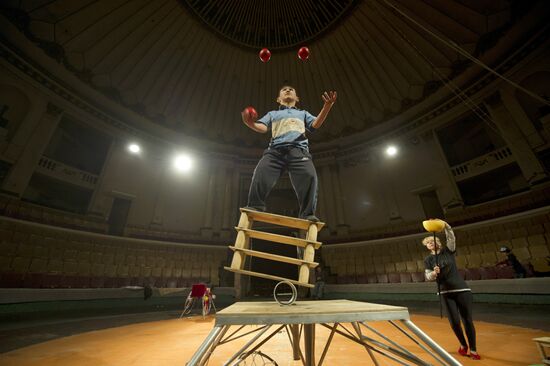 Touring circus of midgets "Glow Little Stars"