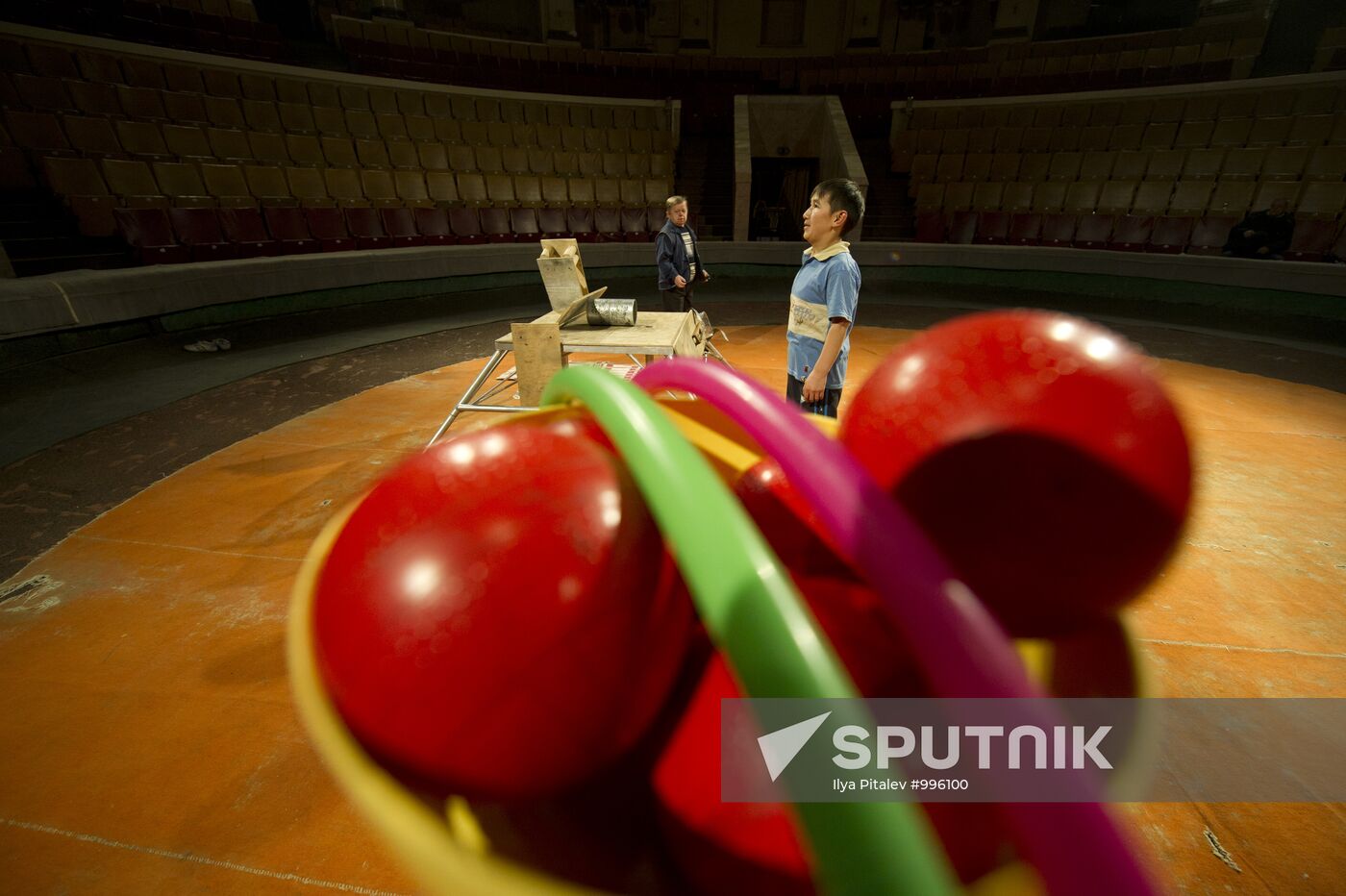 Touring circus of midgets "Glow Little Stars"