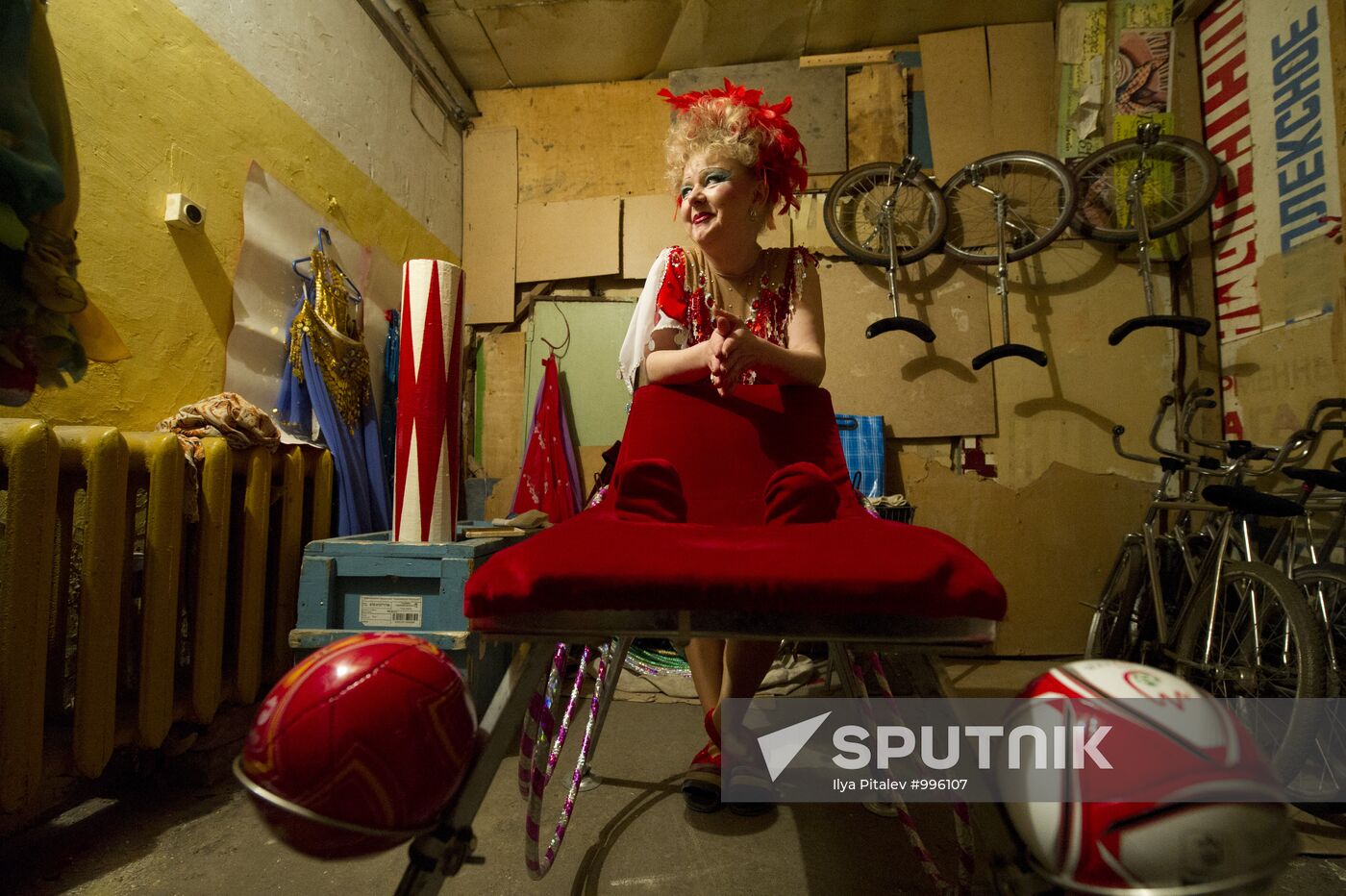 Touring circus of midgets "Glow Little Stars"