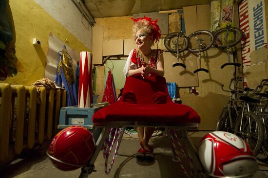 Touring circus of midgets "Glow Little Stars"