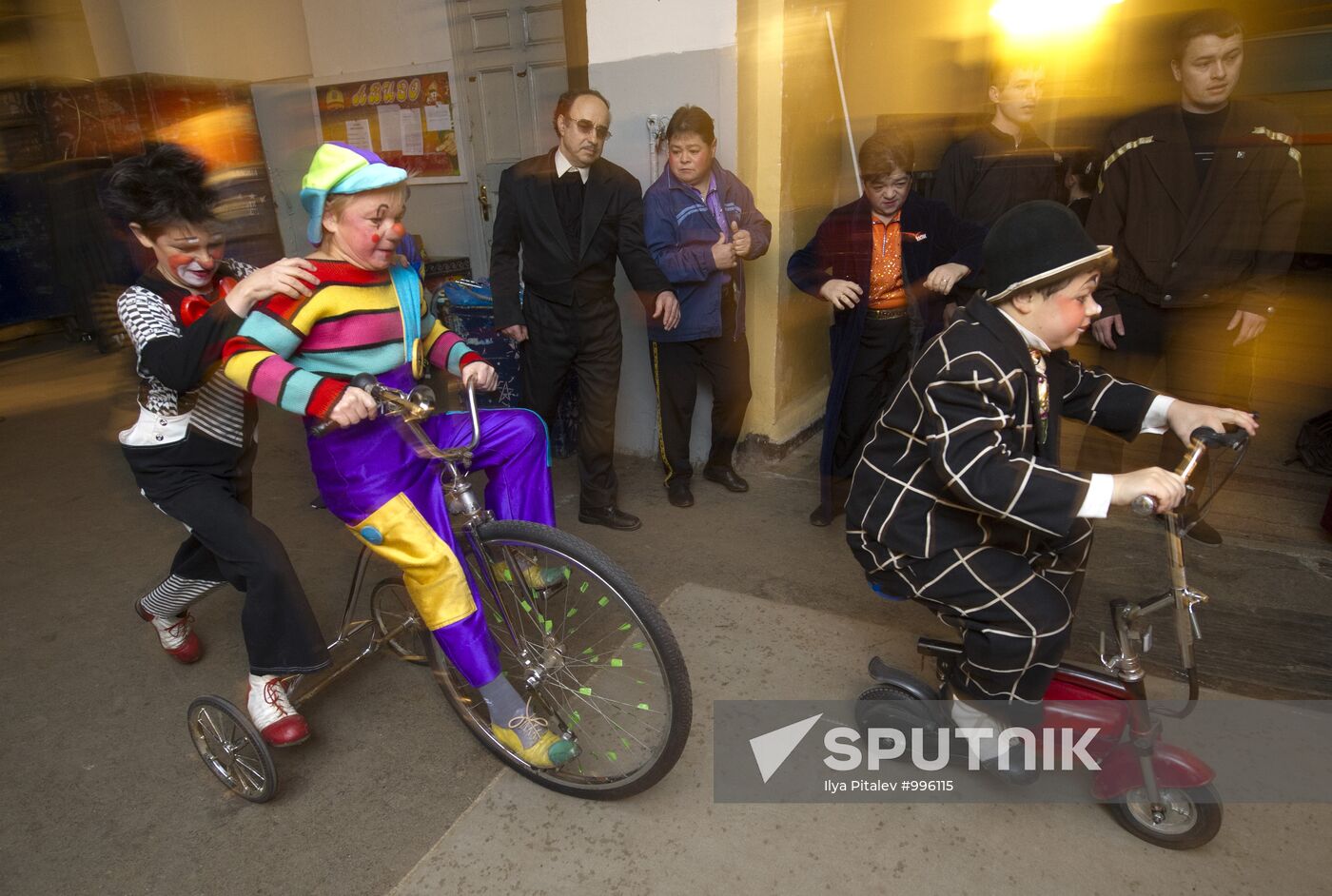 Touring circus of midgets "Glow Little Stars"