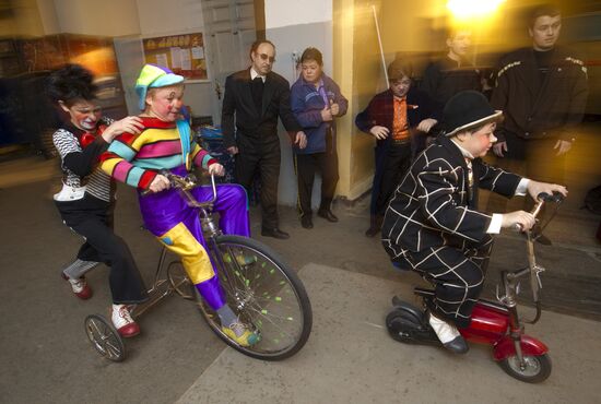 Touring circus of midgets "Glow Little Stars"