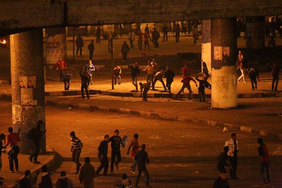 Sellers and protesters clash in Cairo
