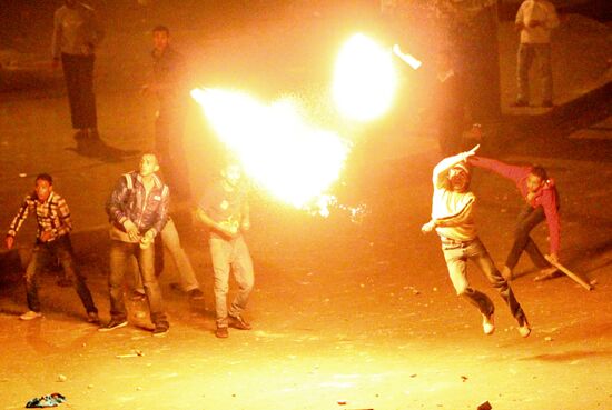 Sellers and protesters clash in Cairo