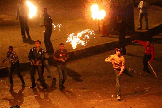 Sellers and protesters clash in Cairo