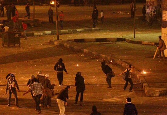Sellers and protesters clash in Cairo