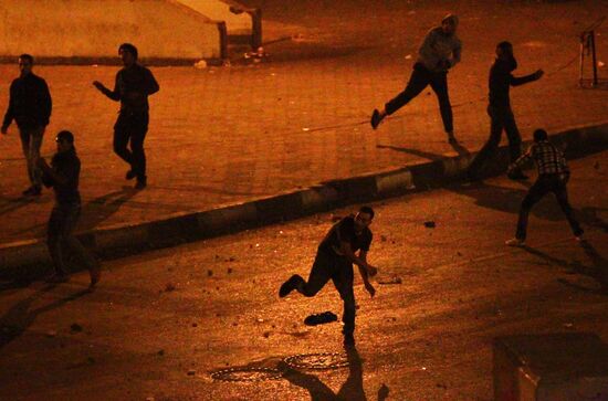 Sellers and protesters clash in Cairo