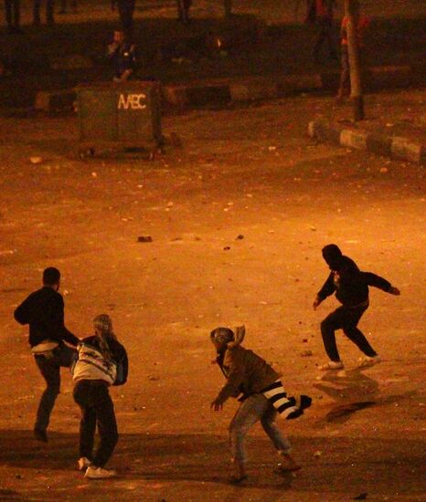 Sellers and protesters clash in Cairo