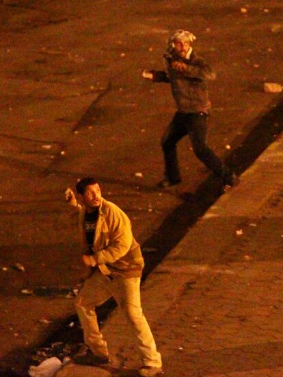 Sellers and protesters clash in Cairo