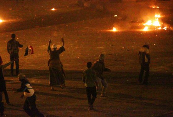 Sellers and protesters clash in Cairo