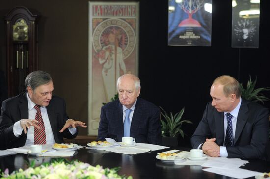 Vladimir Putin meets with theater directors