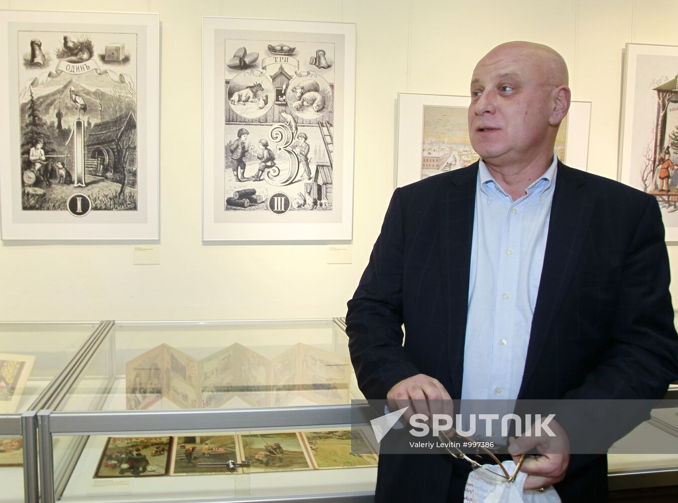 'Garland of books and pictures' exhibition