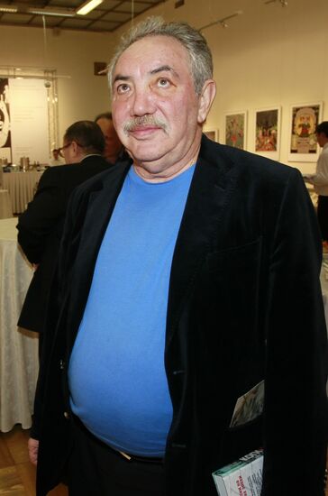 'Garland of books and pictures' exhibition