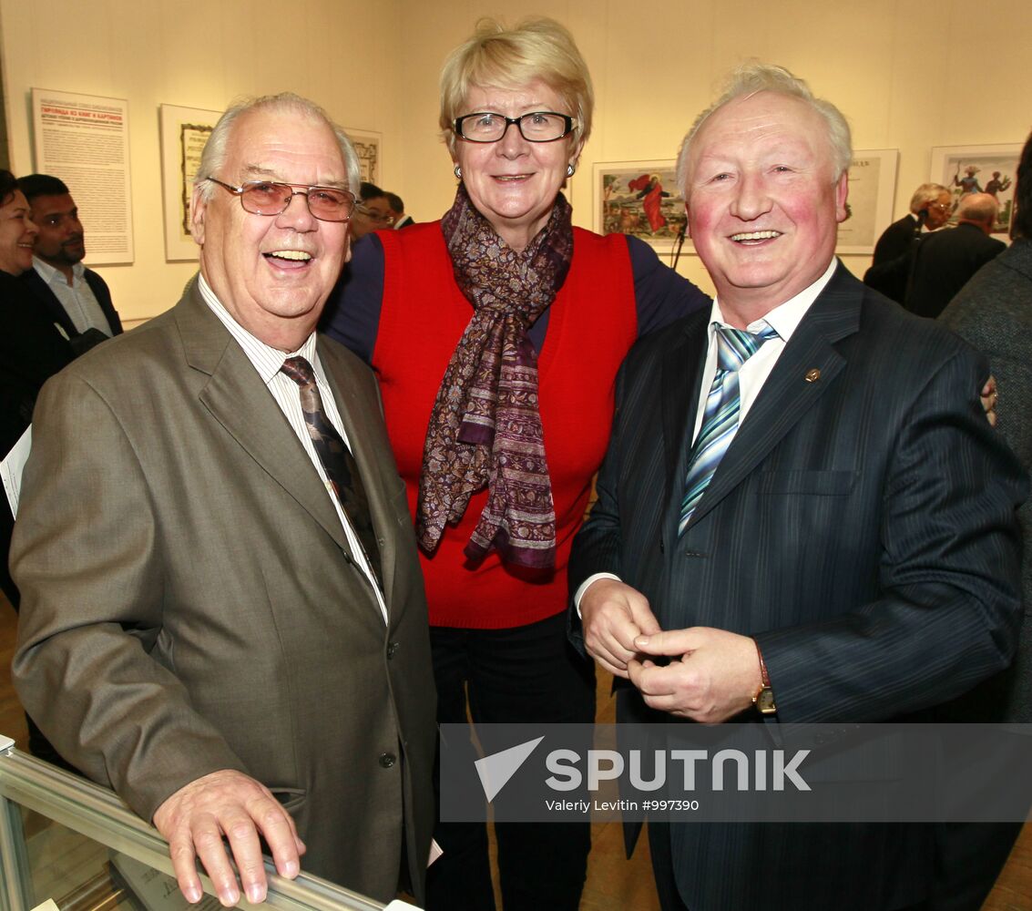 'Garland of books and pictures' exhibition