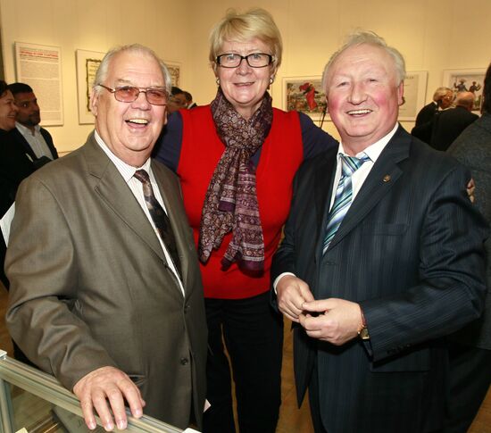 'Garland of books and pictures' exhibition