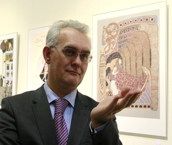 'Garland of books and pictures' exhibition